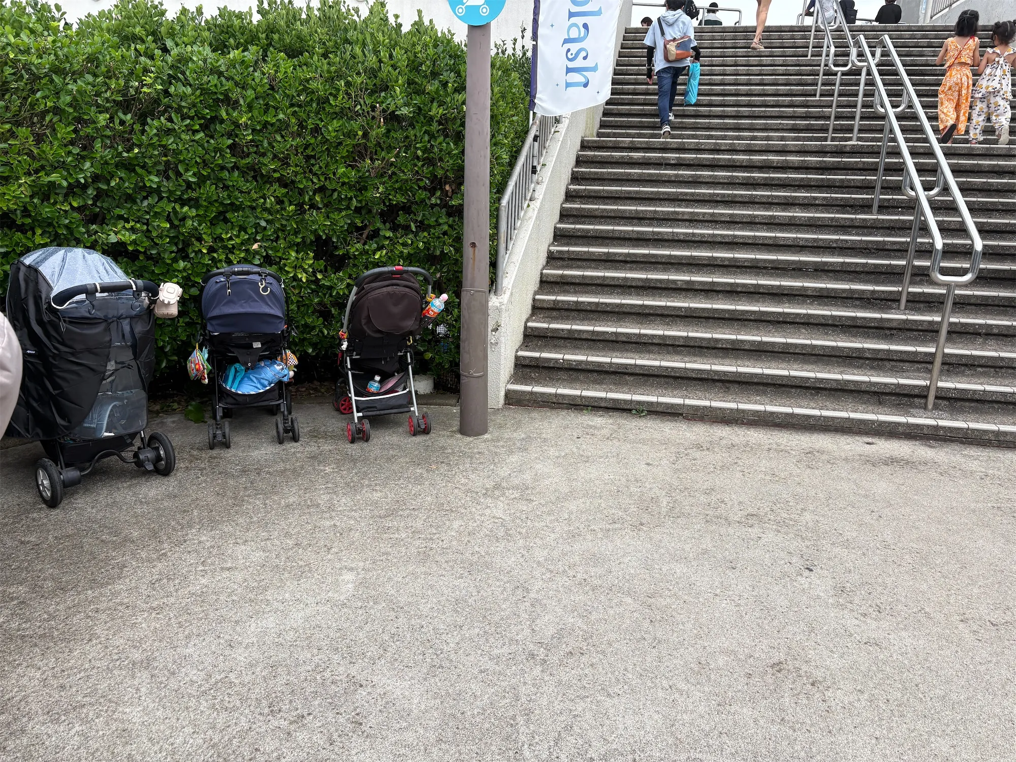 パフォーマンス会場付近のベビーカー置き場。屋根はない